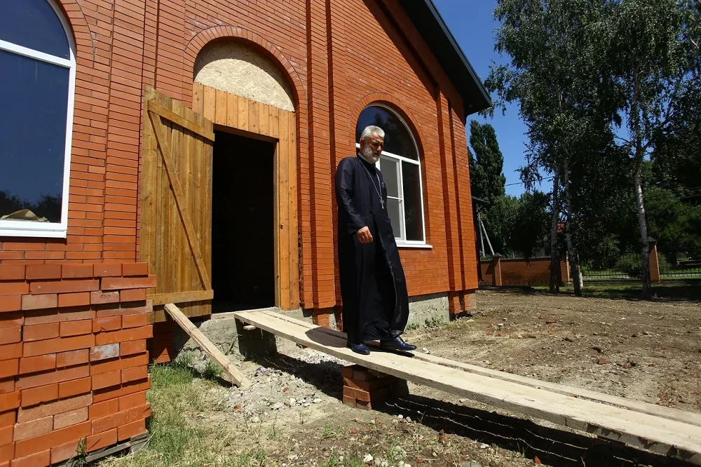 На территории армянской Апостольской церкви Успения Пресвятой Богородицы приступили к внутренней отделке воскресной школы