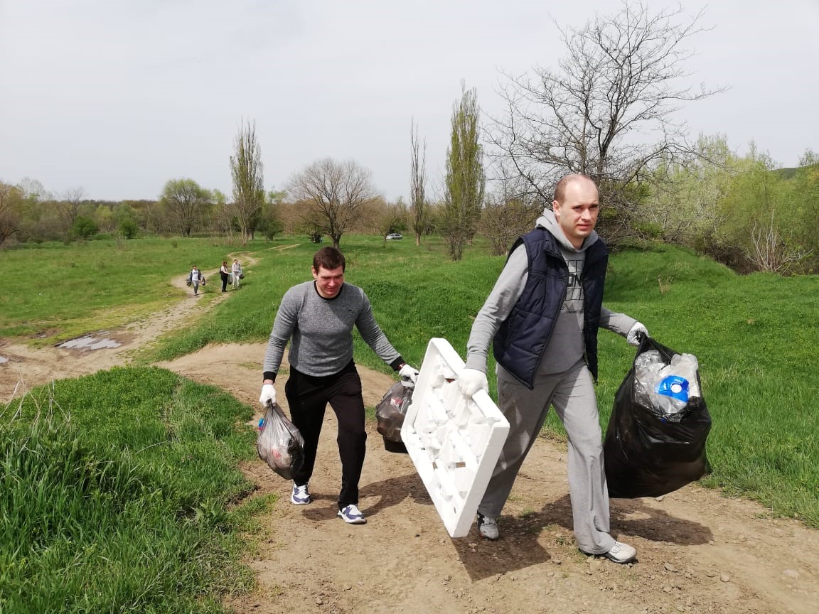 Во время экологической пробежки армавирцы убрали мусор на берегу Кубани