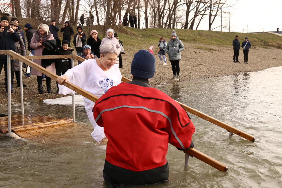 На правом берегу реки Кубань в Старой Станице прошли крещенские купания