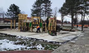 В парке «Сфинксы» монтируют новый детский городок