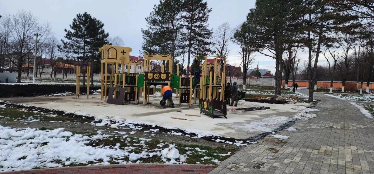 В парке «Сфинксы» монтируют новый детский городок