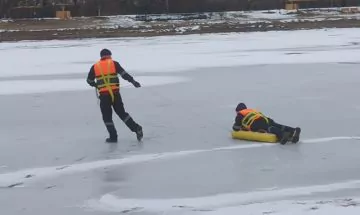 Сегодня армавирские спасатели определили толщину льда в водохранилище
