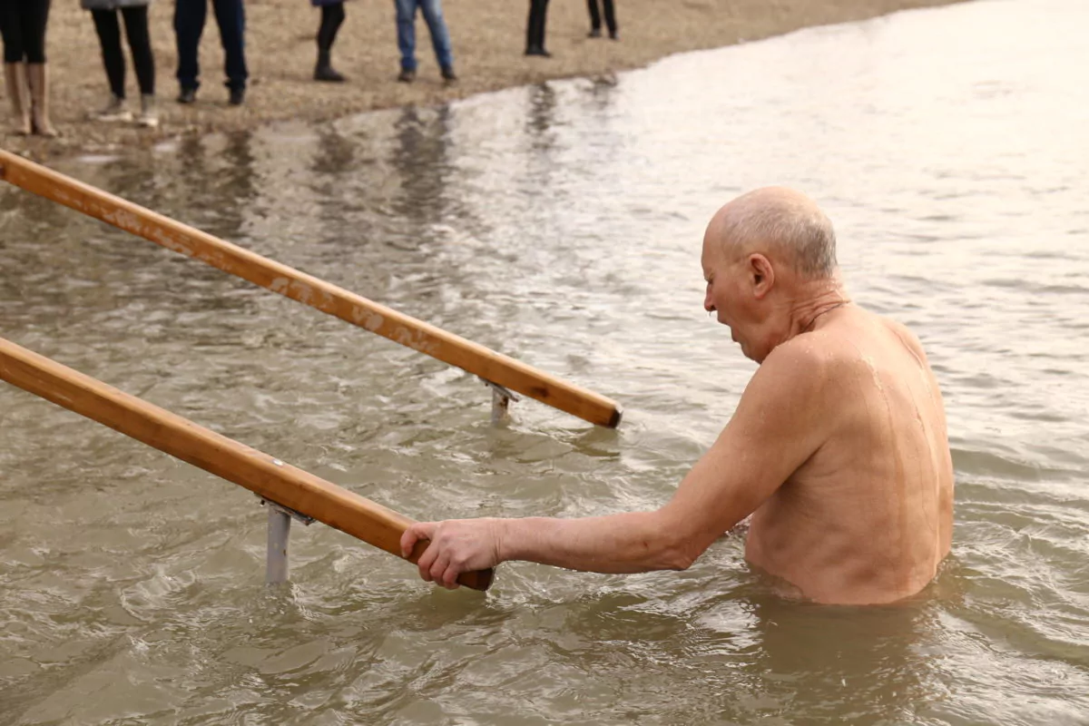 На правом берегу реки Кубань в Старой Станице прошли крещенские купания