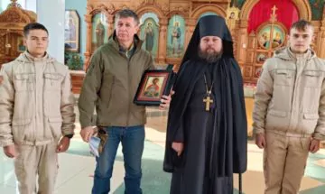 Иконы и шевроны с религиозной символикой передала бойцам СВО Армавирская епархия