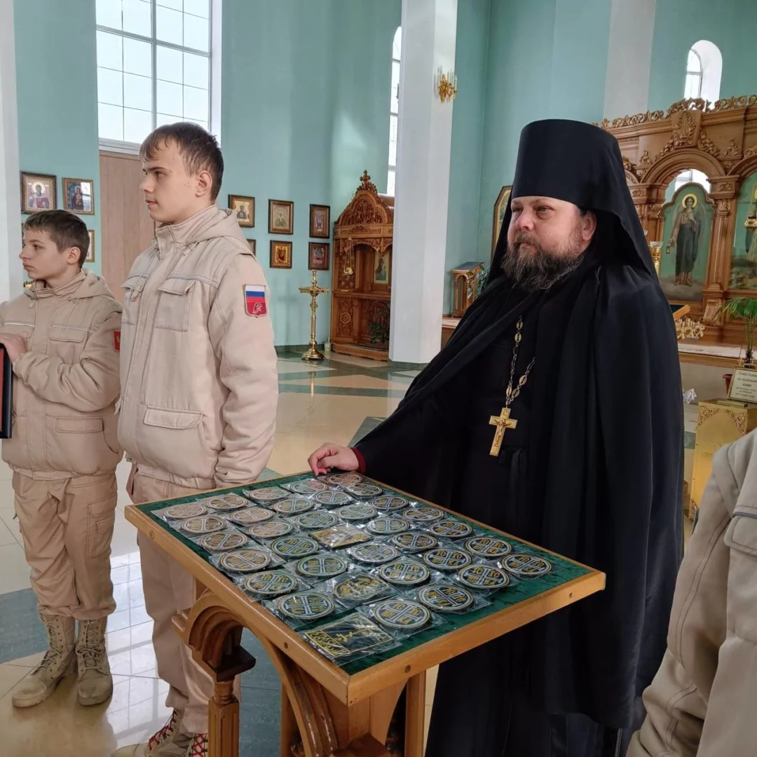 Иконы и шевроны с религиозной символикой передала бойцам СВО Армавирская епархия