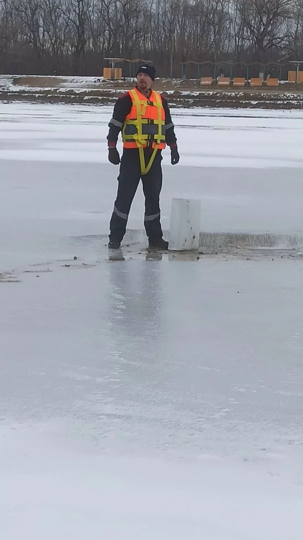 Сегодня армавирские спасатели определили толщину льда в водохранилище