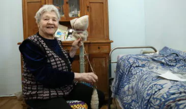 Более 60 пар вязаных носков отправила на СВО 89-летняя Мария Даниловна Мозжегорова