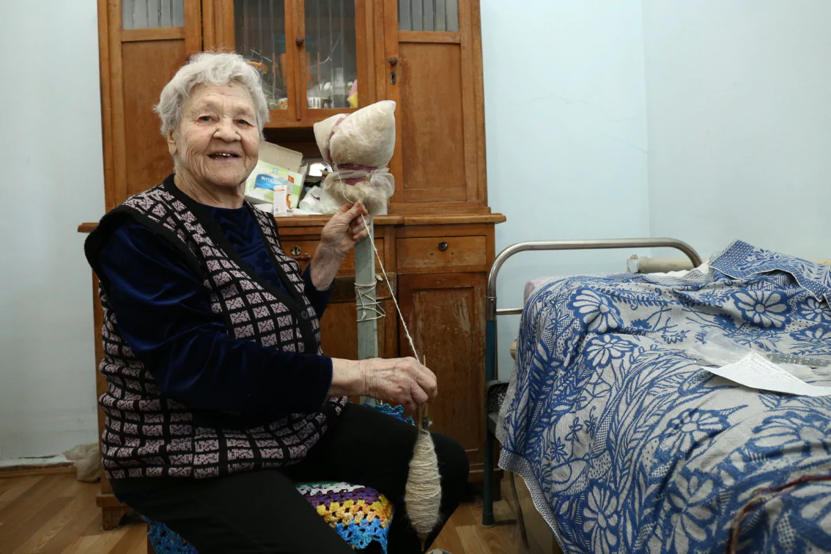 Более 60 пар вязаных носков отправила на СВО 89-летняя Мария Даниловна Мозжегорова