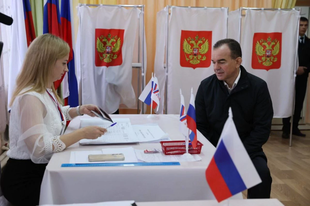Губернатор Кубани проголосовал на выборах вместе с супругой Галиной