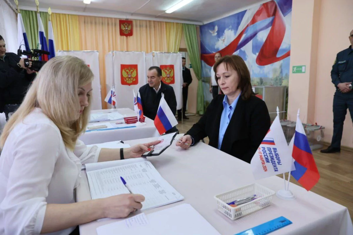 Губернатор Кубани проголосовал на выборах вместе с супругой Галиной