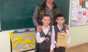 Бойцы передали с фронта школьникам компас, сухпайки и сладости