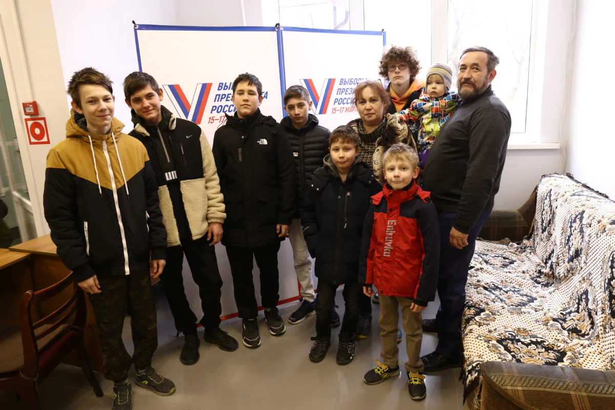 Многодетные родители Татьяна и Виктор Тафинцевы выбирать Президента пришли вместе с детьми