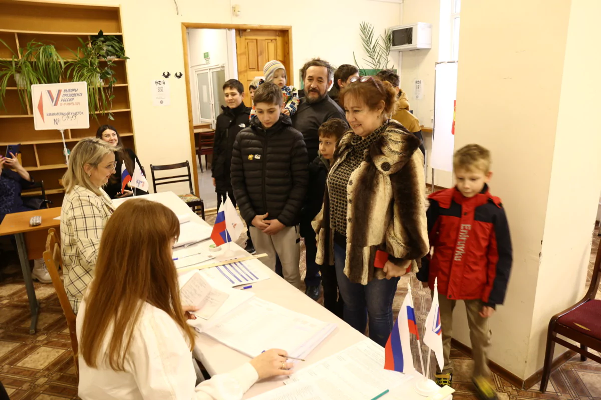Многодетные родители Татьяна и Виктор Тафинцевы выбирать Президента пришли вместе с детьми