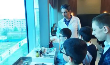 Хирург Александр Чижов провел экскурсию для пятиклассников