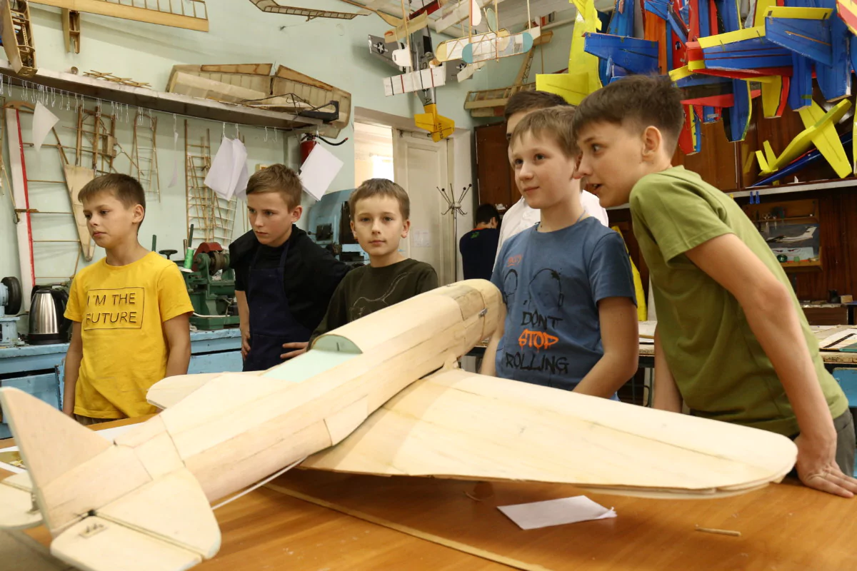 В авиамоделирование идут мальчишки, которые планируют связать свою жизнь с авиацией