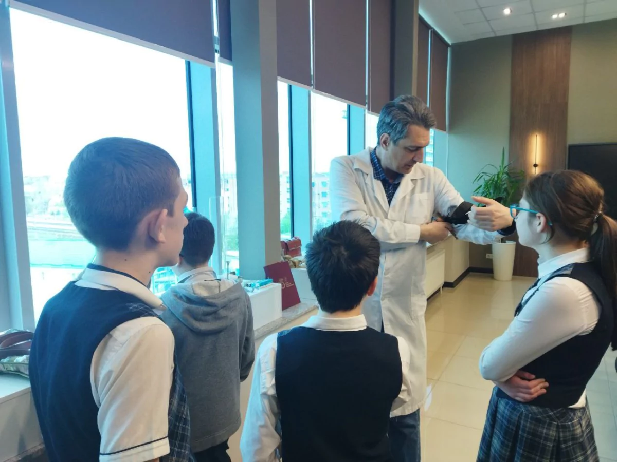 Хирург Александр Чижов провел экскурсию для пятиклассников