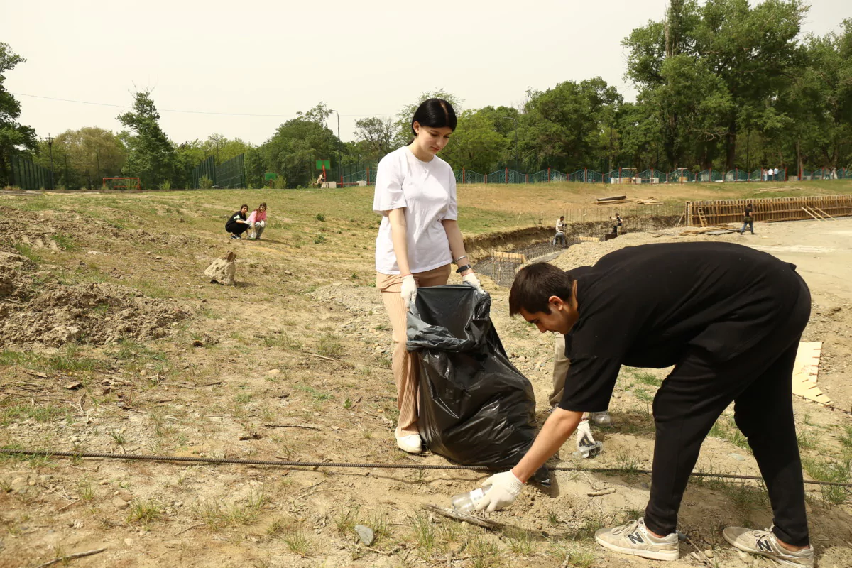 Сегодня 70 волонтёров полтора часа собирали мусор в Городской роще и вокруг водохранилища
