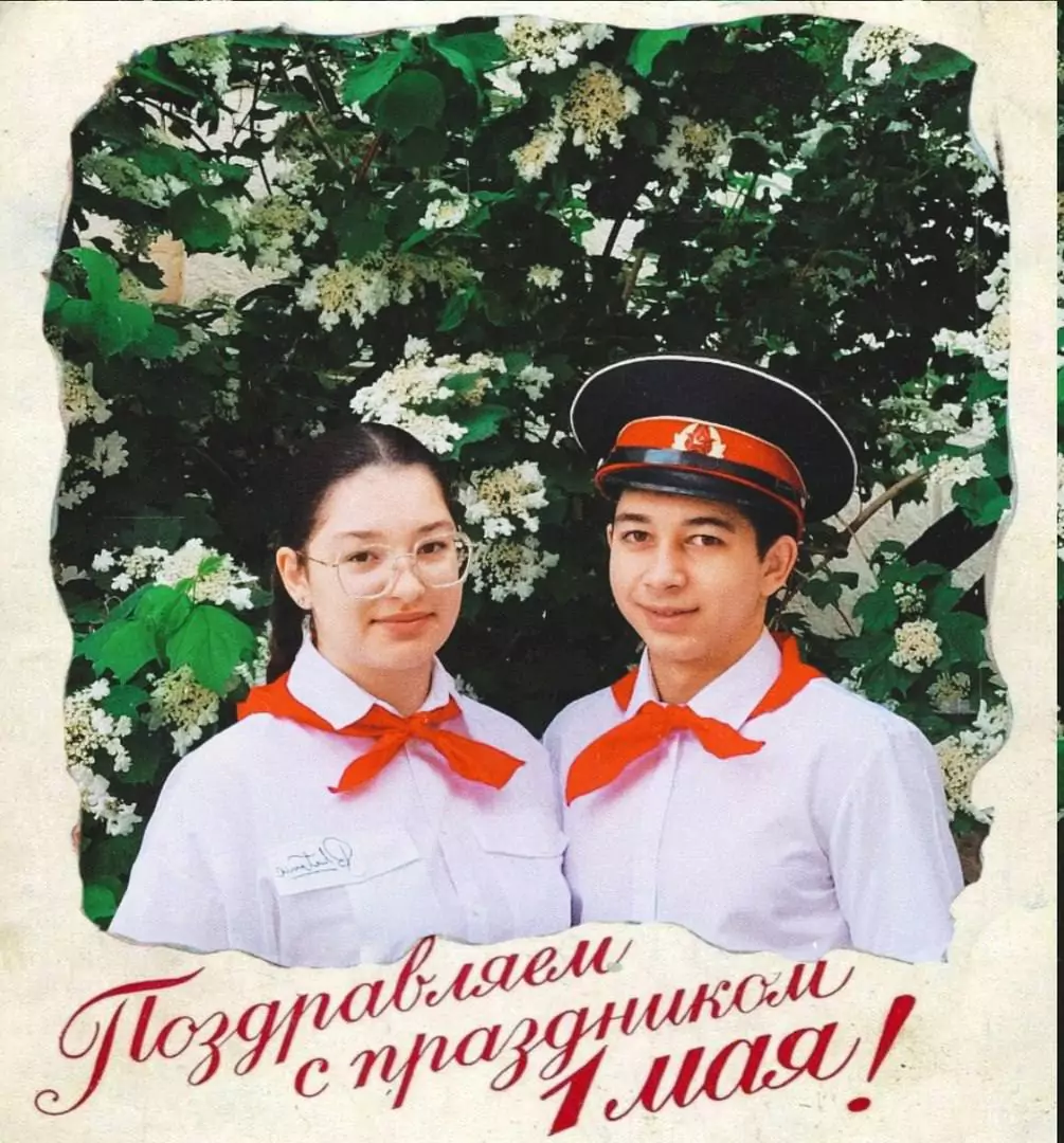Школьники из Армавира воспроизвели советские первомайские открытки