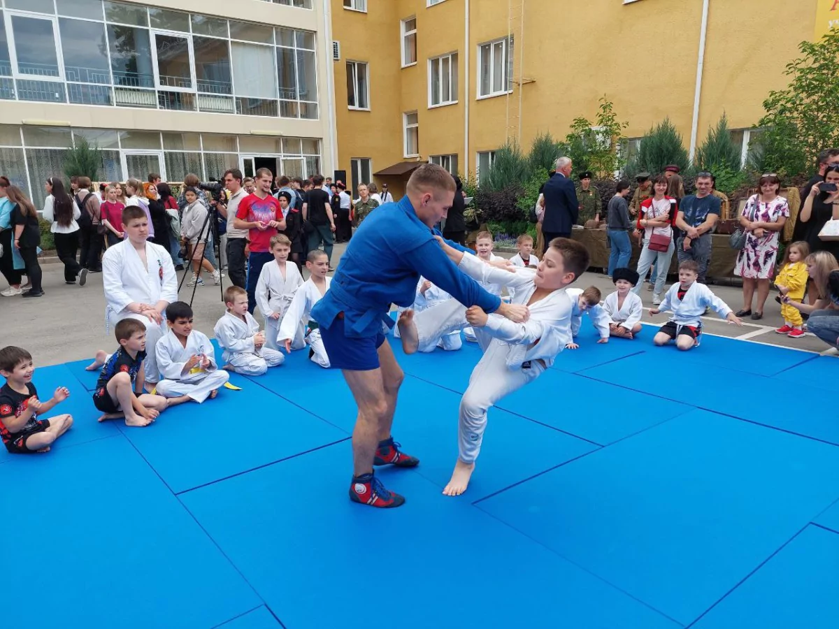 Сегодня чемпион мира по самбо Федор Дурыманов провёл мастер-класс для юных самбистов