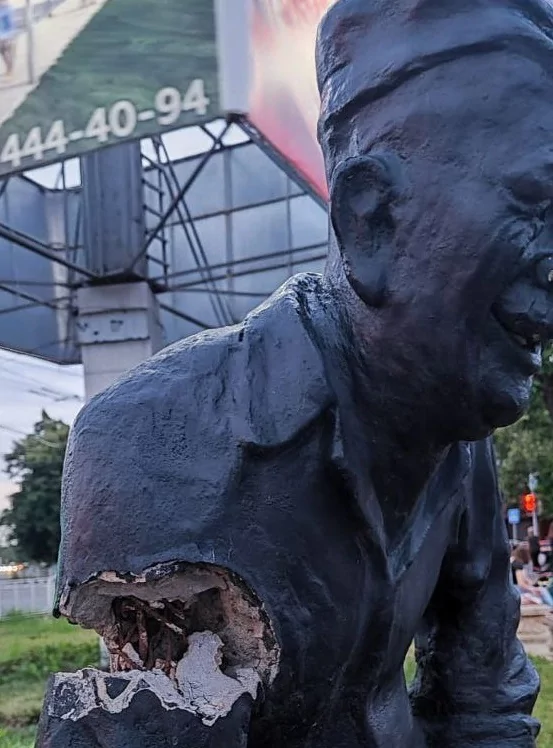 В микрорайоне Родина разрушается скульптура, ставшая достопримечательностью Армавира