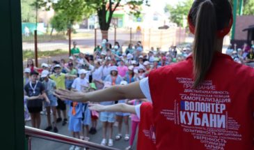Сегодня день у ребят в летнем лагере школы № 9 начался с зарядки