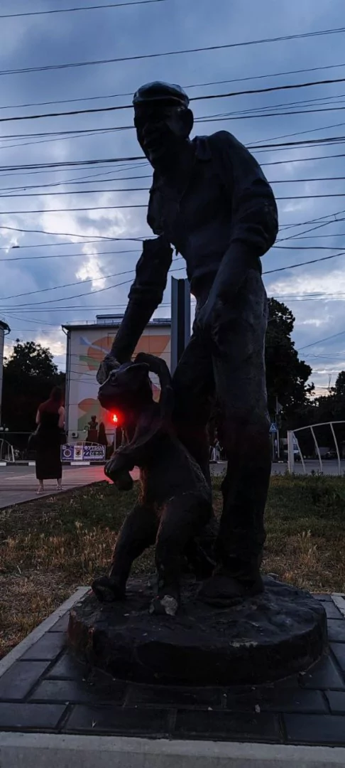 В микрорайоне Родина разрушается скульптура, ставшая достопримечательностью Армавира