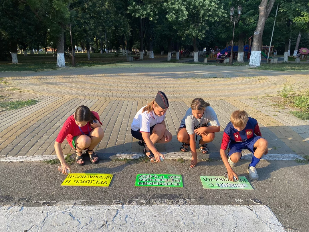 Перед пешеходными переходами в Армавире появились «безопасные» лозунги