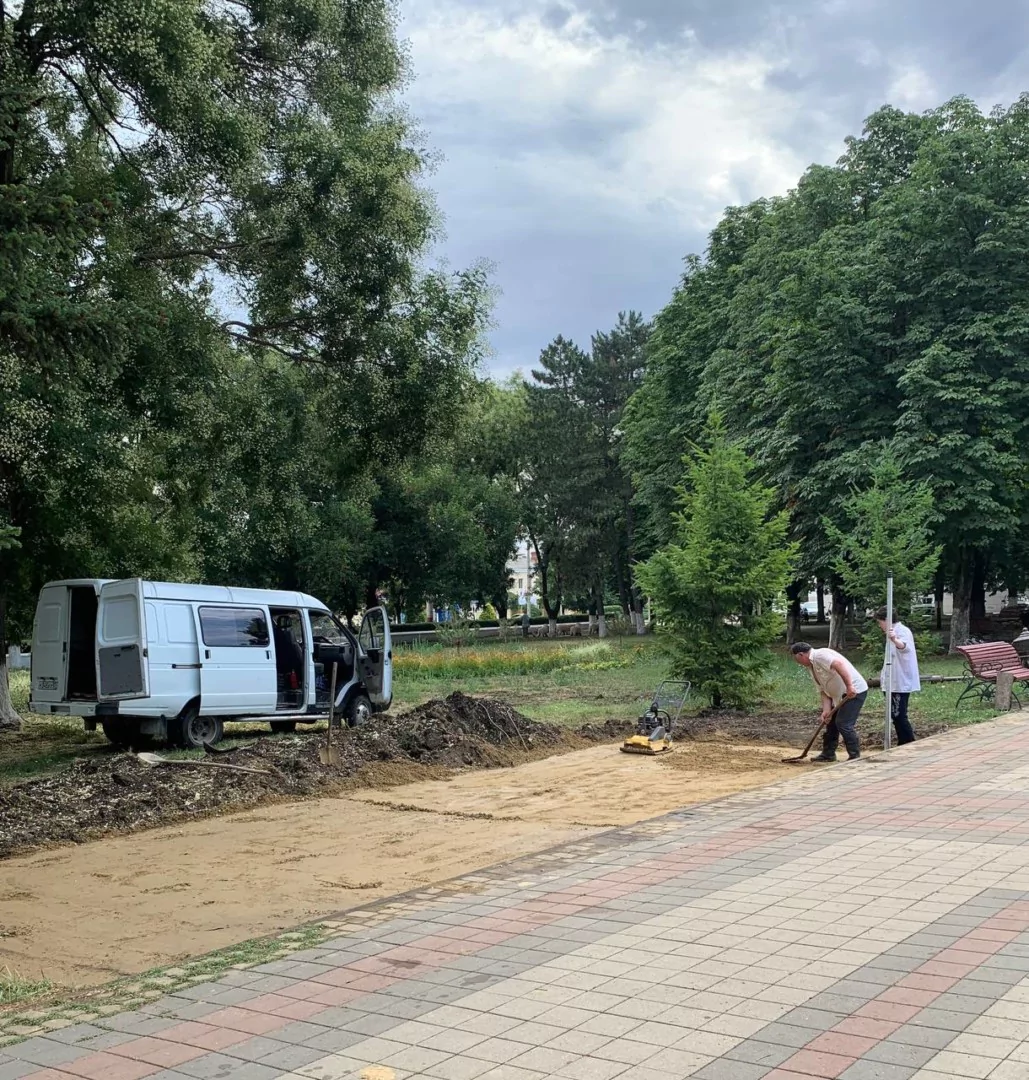 В парке Победы начали устанавливать стелу Героев Советского Союза