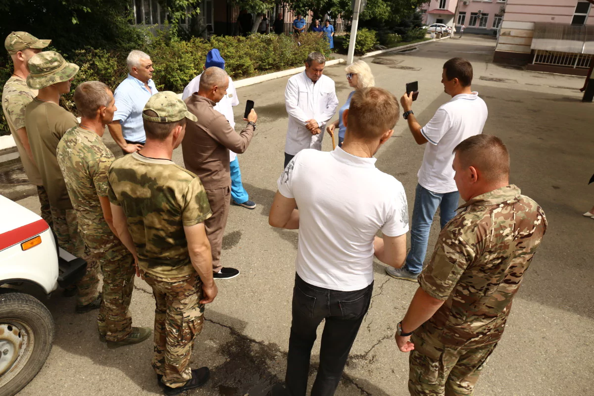 Четыре автомобиля ВАЗ передала городская больница участникам СВО