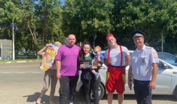 Госавтоинспекторы дарили детям-пассажирам автомобилей билеты в цирк