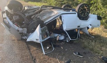 Автомобиль всмятку. Так выглядит легковушка, обгонявшая трактор