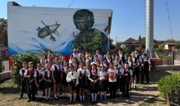 К муралу в школе № 9 возложили цветы