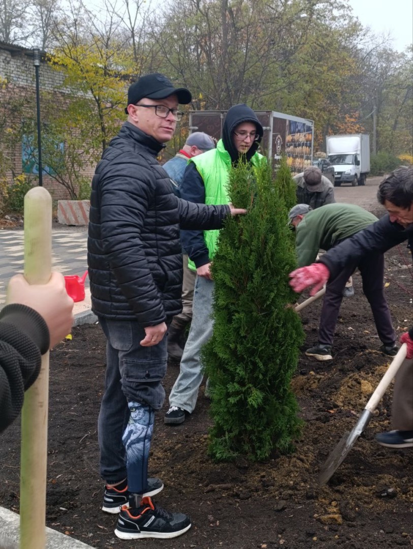 Прифронтовые «Аллеи Единства». В рамках акции армавирские волонтеры в Горловке (ДНР) высадили 33 туи