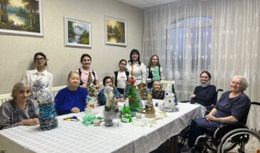 Школу № 24 и Армавирский дом-интернат для престарелых объединили игрушечные ёлки