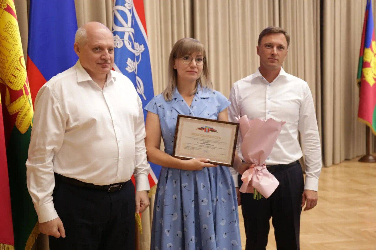 25 педагогов наградили на совещании научно-педагогической общественности
