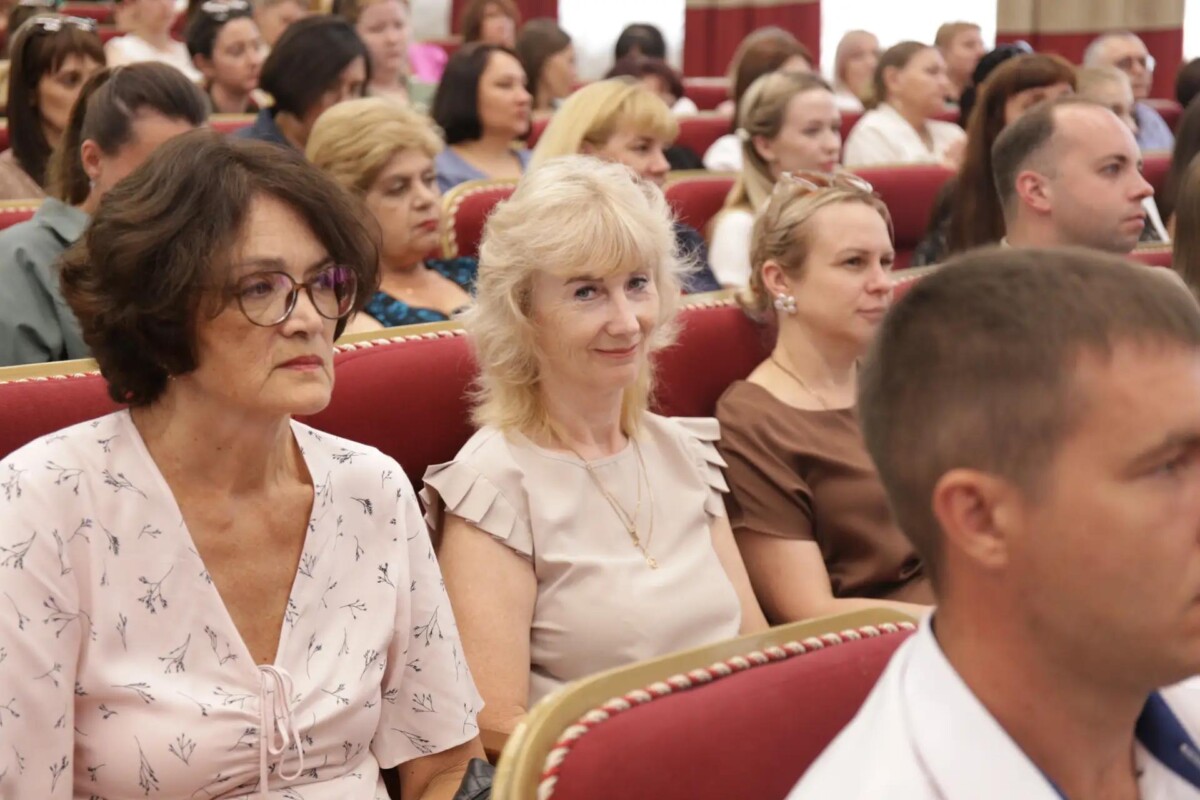 25 педагогов наградили на совещании научно-педагогической общественности