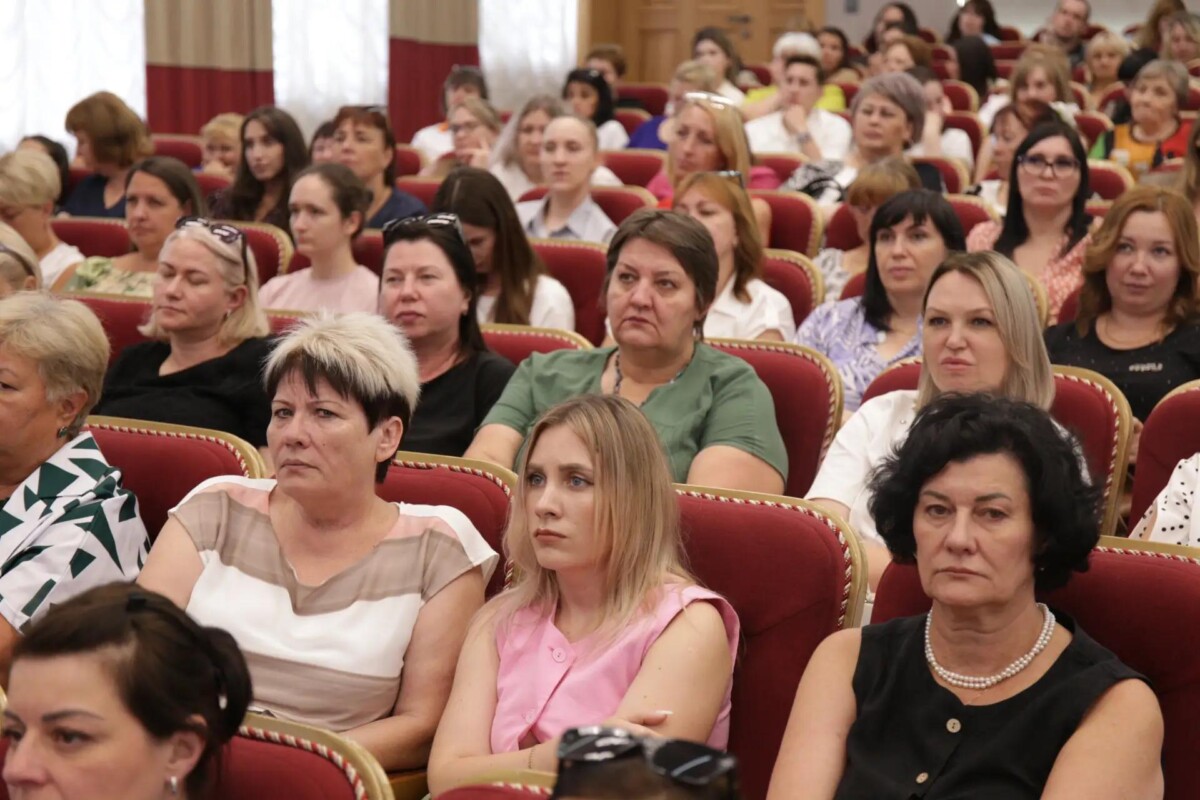 25 педагогов наградили на совещании научно-педагогической общественности