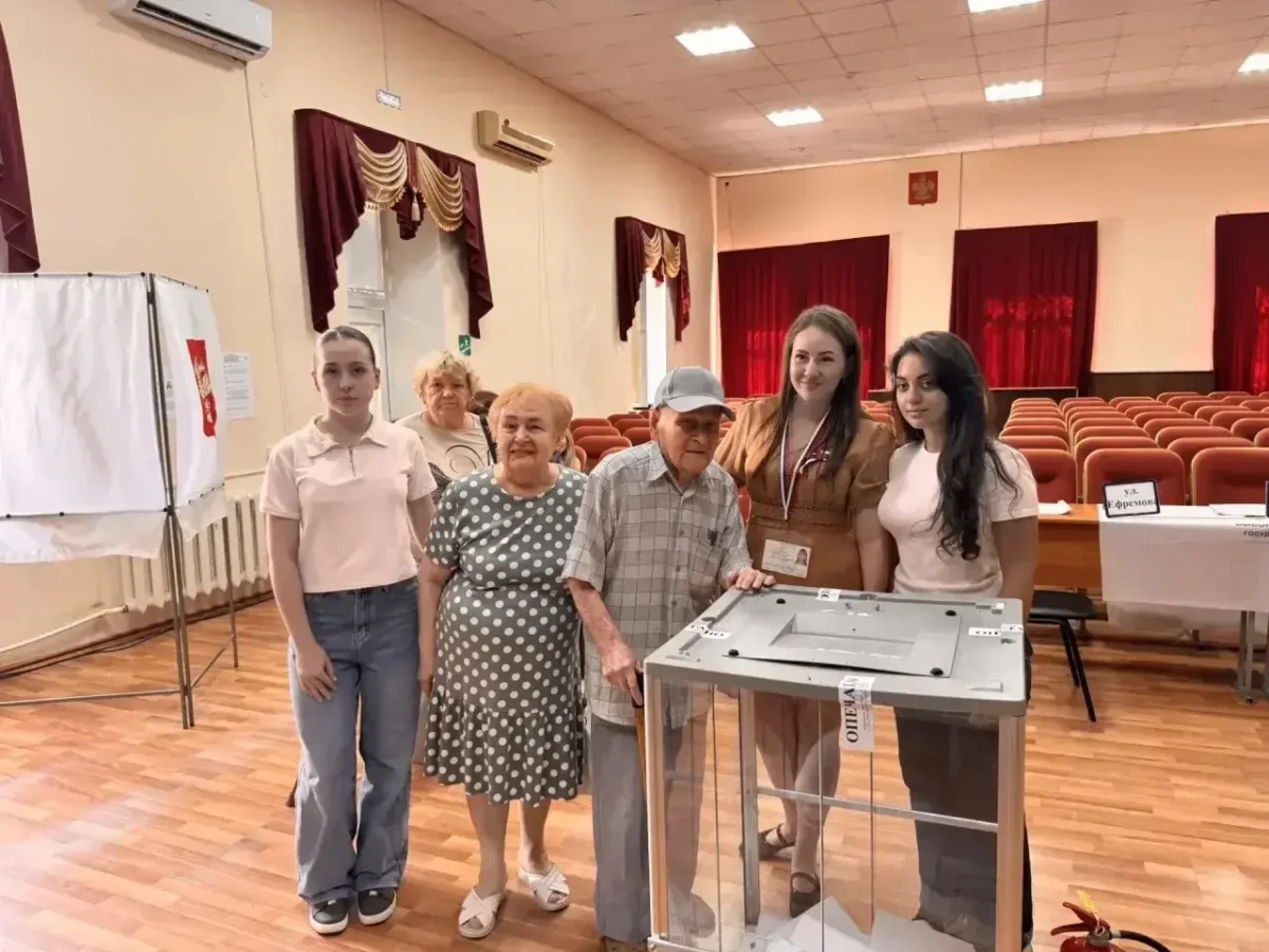 На избирательном участке № 0405 в медицинском колледже работают волонтёры-медики