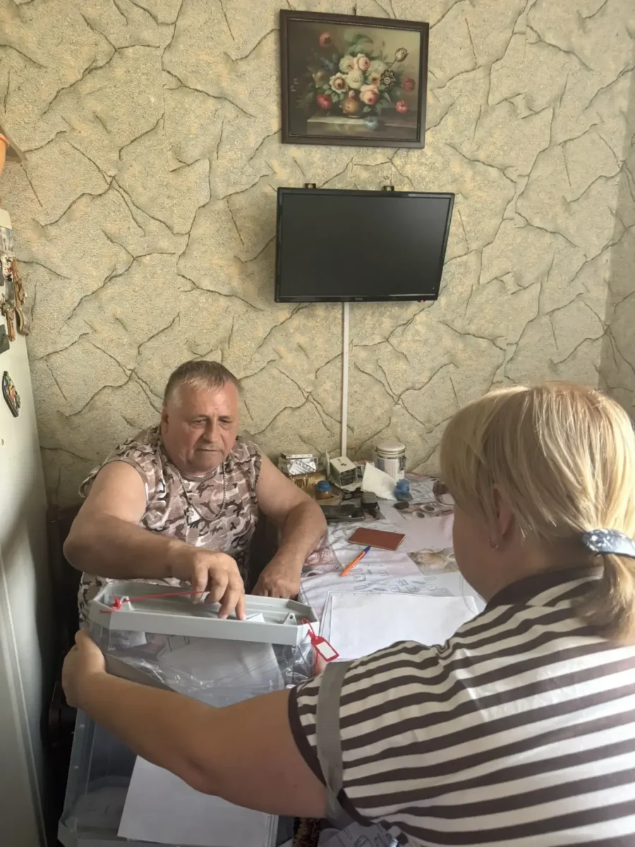 К голосующим на дому вместе с представителями избирательной комиссии выезжают наблюдатели