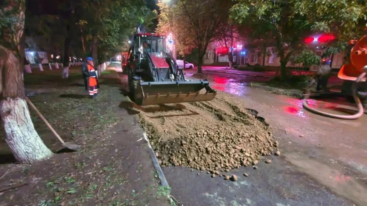 Порыв водопровода на улице Розы Люксембург устранили