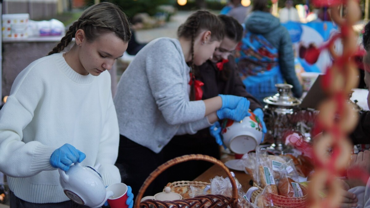 С живыми курицами и в бусах из бубликов вышли армавирки на подиум в Городском парке