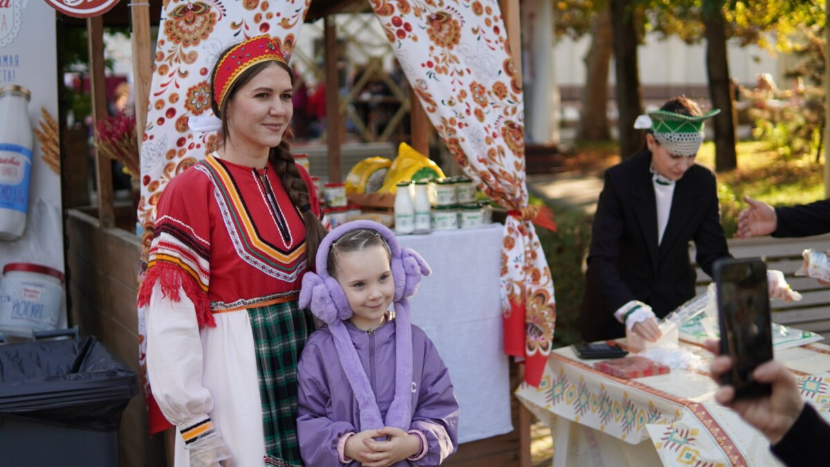 С живыми курицами и в бусах из бубликов вышли армавирки на подиум в Городском парке