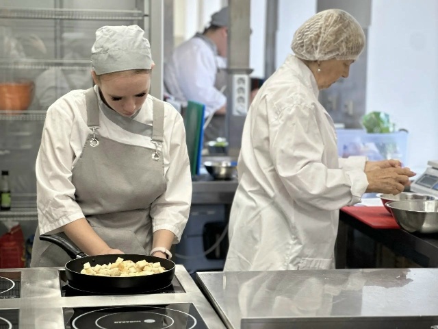 Кулинарный поединок состоялся между опытными хозяйками и студентами АТТС