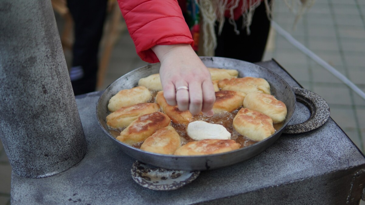 С живыми курицами и в бусах из бубликов вышли армавирки на подиум в Городском парке