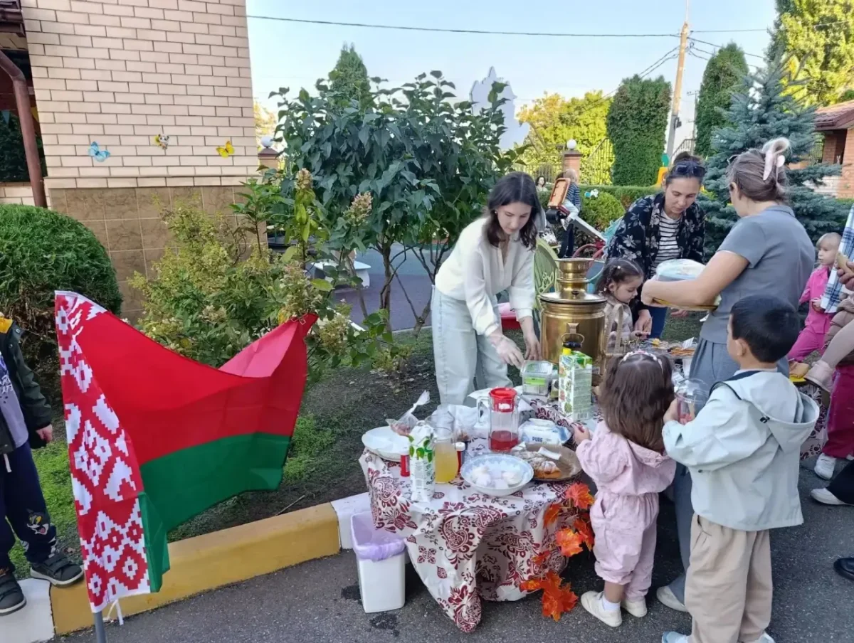 Русская красавица и цыганка с медведем посетили осеннюю ярмарку в детсаду № 50