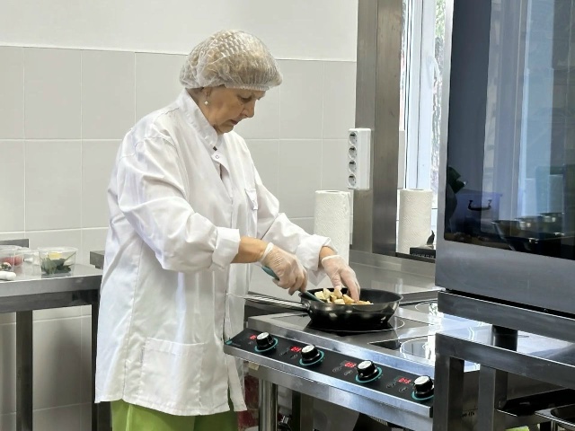 Кулинарный поединок состоялся между опытными хозяйками и студентами АТТС