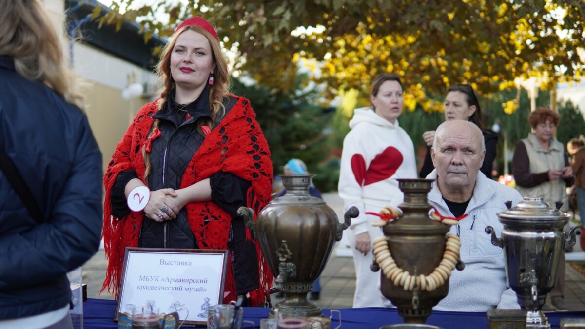 С живыми курицами и в бусах из бубликов вышли армавирки на подиум в Городском парке