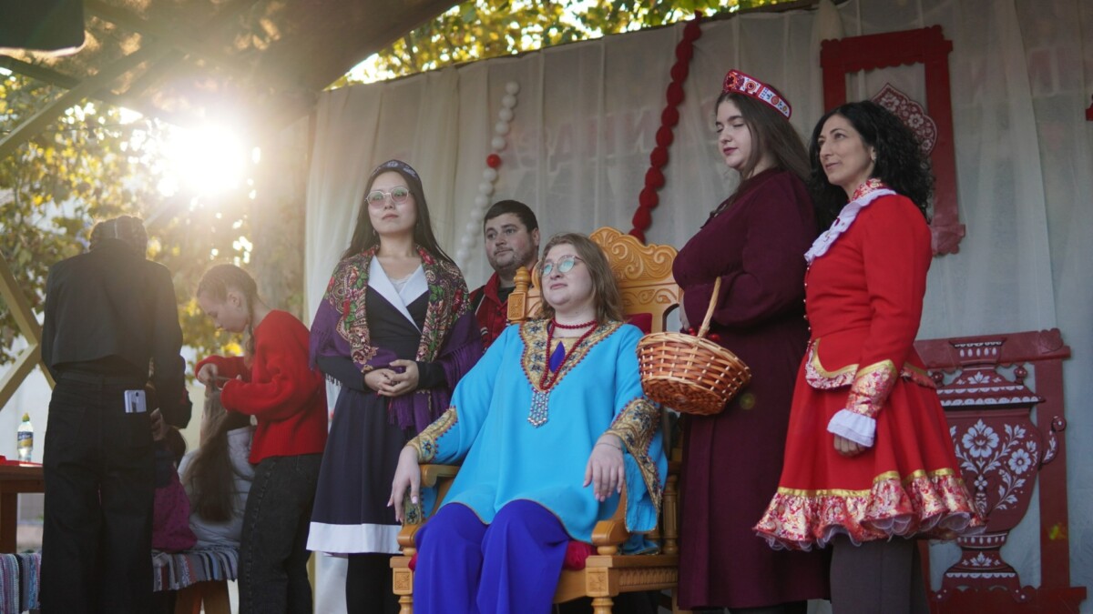 С живыми курицами и в бусах из бубликов вышли армавирки на подиум в Городском парке