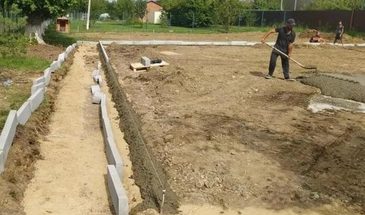 Детскую площадку благоустраивают в Красной Поляне