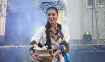С живыми курицами и в бусах из бубликов вышли армавирки на подиум в Городском парке